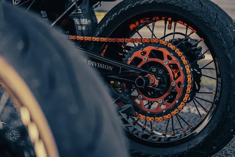 Gros plan sur la roue arrière, la chaîne et la couronne d'une moto