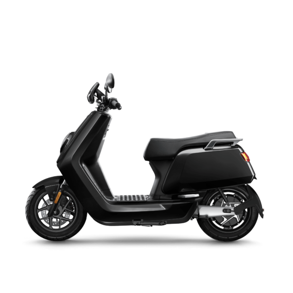 Scooter électrique Niu GTS noir brillant face au coté gauche avec un fond blanc