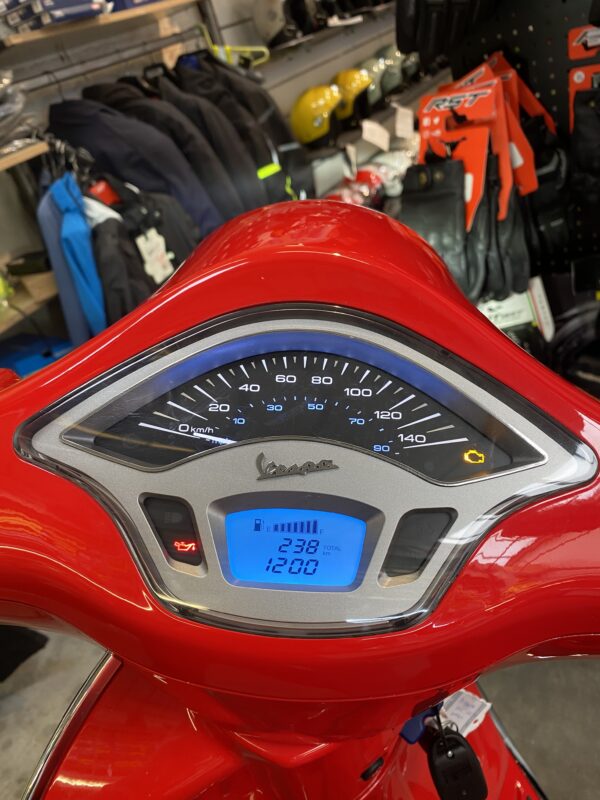 Vespa Primavera 125 E5 RED 2021 238KM – Image 9
