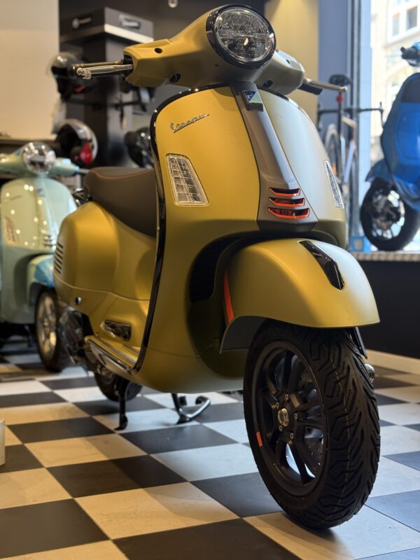 Vespa GTS 125 super sport verde