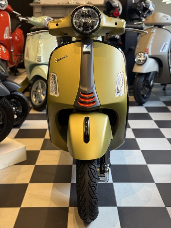 Vespa GTS 125 super sport verde